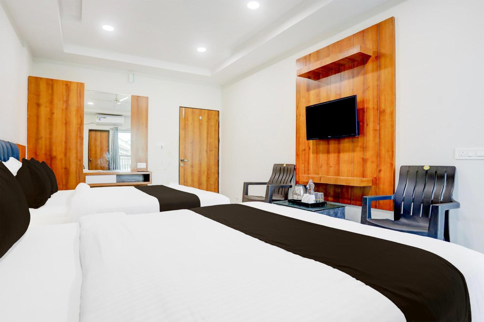 Super Townhouse Ambaji Formerly Hotel Kardhar Inn Luaran gambar