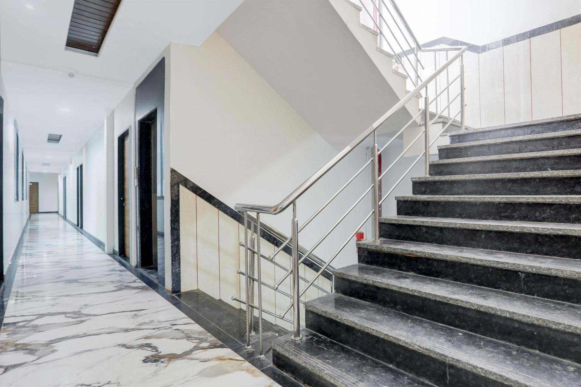 Super Townhouse Ambaji Formerly Hotel Kardhar Inn Luaran gambar